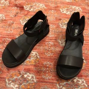 Mia sandals